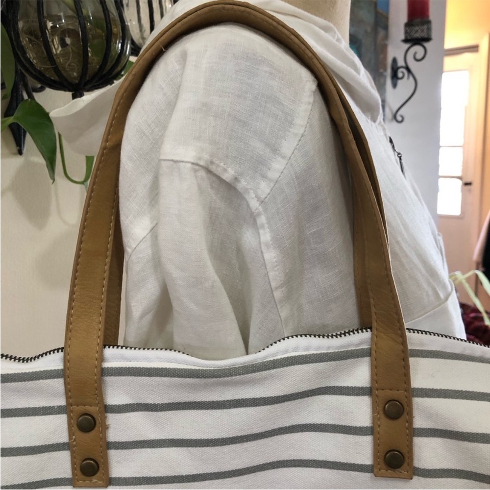 NWT Cozy Earth Striped Large Tote White/Tan leather faux Handles Shoulder Bag - Picture 3 of 9